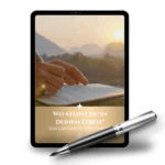 Ein Tablet mit einem Bild mit Sonnenaufgang und eine schreibende Hand. Schreibt in ein Journal